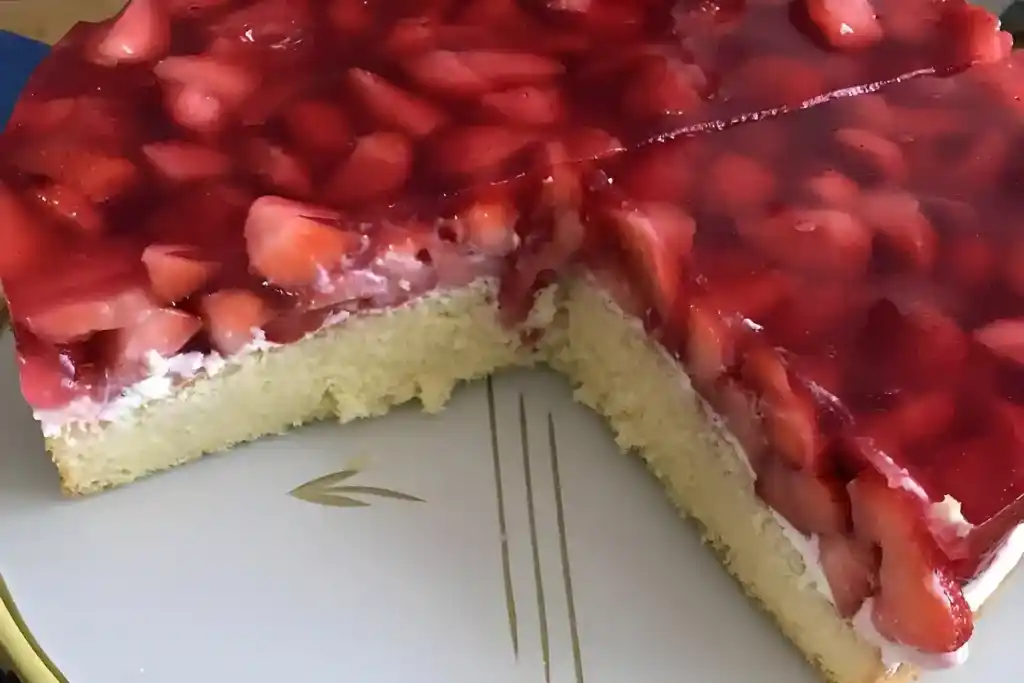 Erdbeerkuchen mit Paradiescreme, Schmand und frischer Sahne