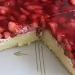 Erdbeerkuchen mit Paradiescreme, Schmand und frischer Sahne: Ein köstliches Rezept zum Genießen