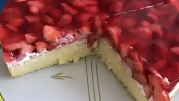 Erdbeerkuchen mit Paradiescreme, Schmand und frischer Sahne: Ein köstliches Rezept zum Genießen