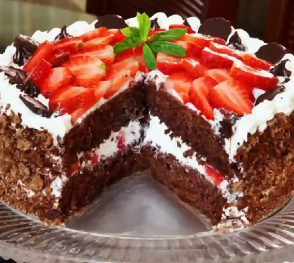 Erdbeerkuchen mit Puddingcreme, auf Biskuitboden