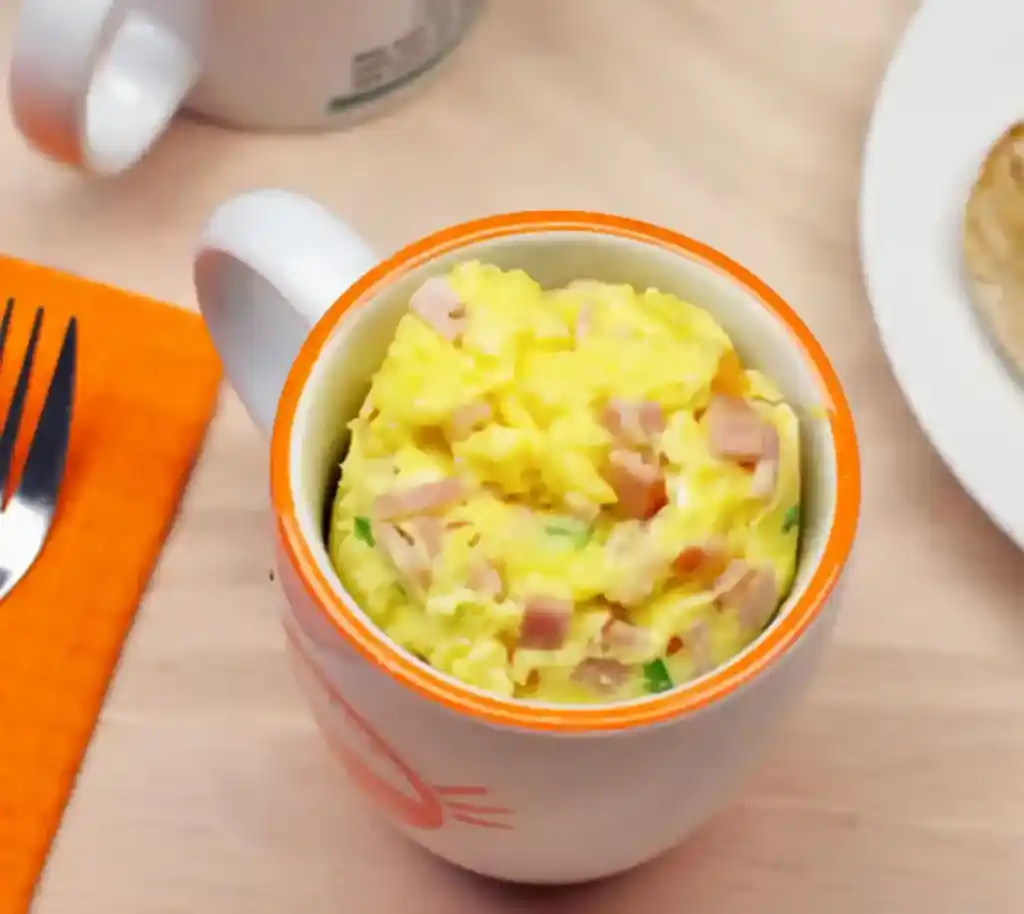 Frühstück in der Tasse aus der Mikrowelle