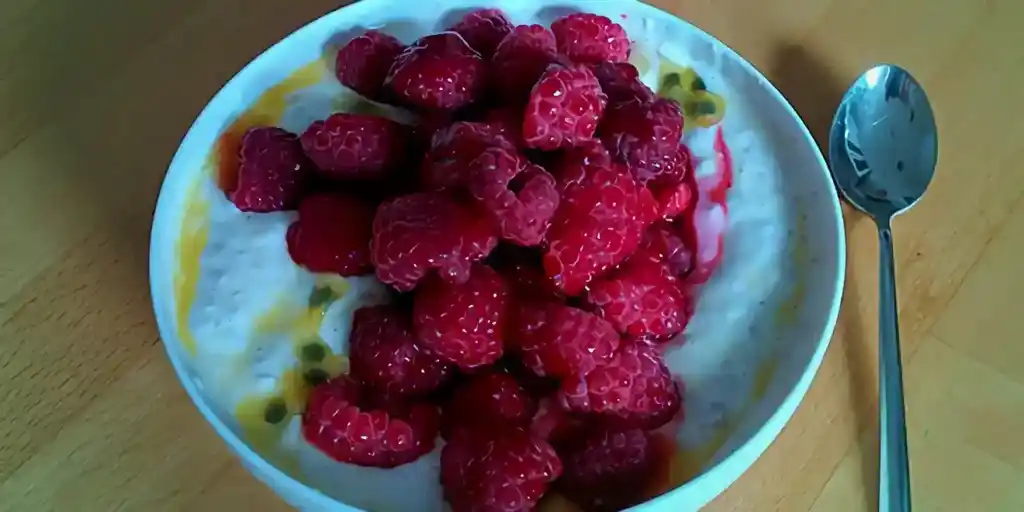 Himbeer-Quark mit Apfel, Leinsamen und Goji-Beeren