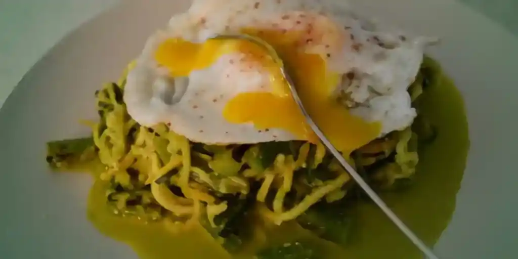 Low Carb Zucchini-Zoodles in Tomatensauce und Spiegelei