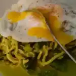 Low Carb Zucchini Zoodles in Tomatensauce und Spiegelei W2xEX 4x 2n