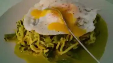 Low Carb Zucchini Zoodles in Tomatensauce und Spiegelei W2xEX 4x 2n