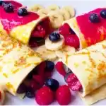 Protein-Quarkpfannenkuchen mit Blaubeer-Himbeerfüllung
