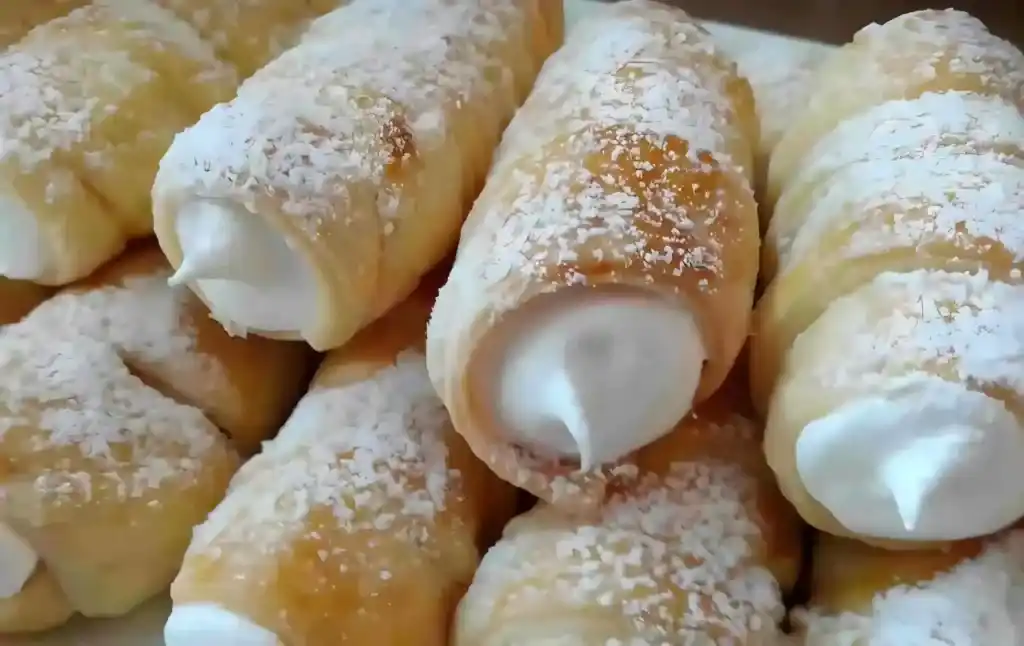 Selbstgemachte Schaumrollen mit italienischer Eischnee-Füllung
