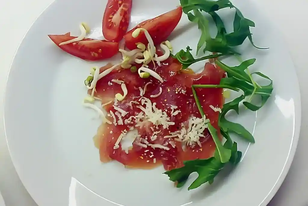 Thunfisch – Carpaccio mit Limone, Olivenöl und gehobeltem Parmesan