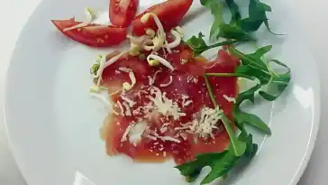 Thunfisch Carpaccio mit Limone Olivenol und gehobeltem Parmesan 4x