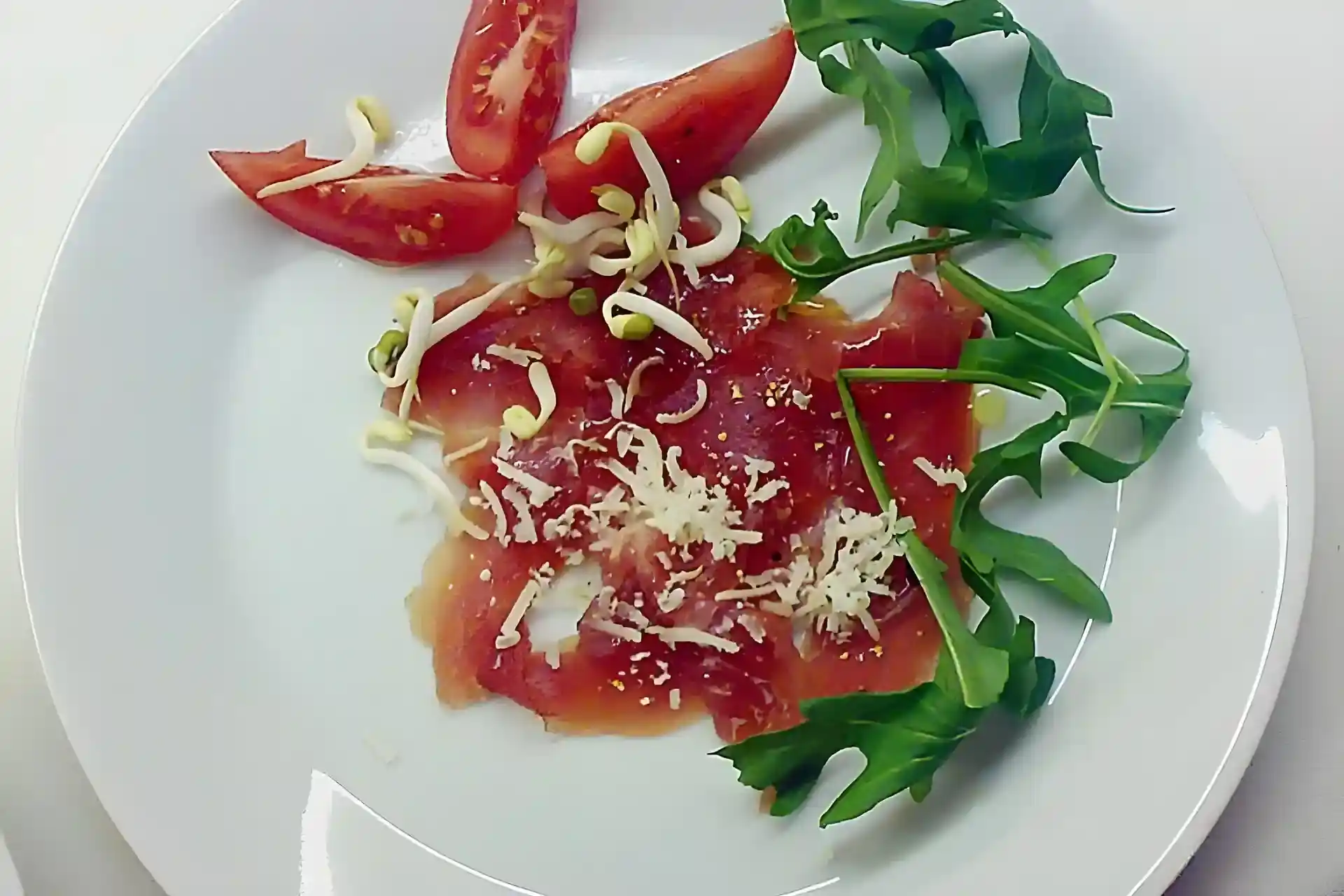 Thunfisch - Carpaccio mit Limone, Olivenöl und gehobeltem Parmesan