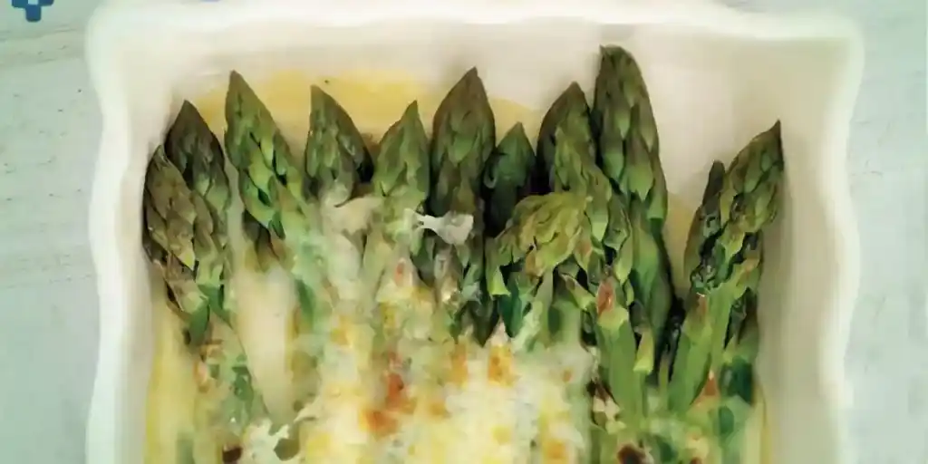 Grüner Spargel mit Parmesancreme