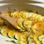 Auflauf mit Tomaten, Zucchini und Käse überbacken