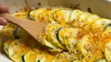 Auflauf mit Tomaten, Zucchini und Käse überbacken