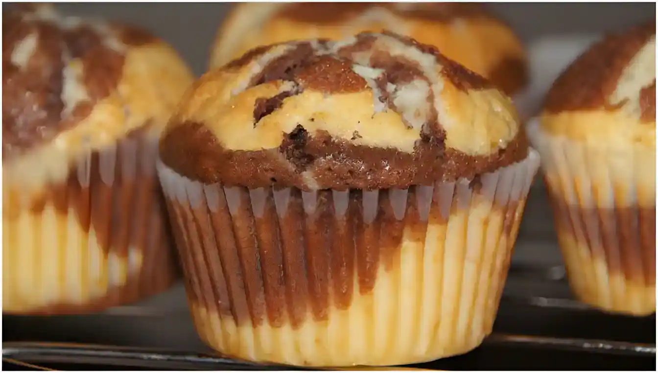 Donauwellen Muffins gefüllt mit Kinder Schokobons