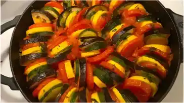 Ein gesundes und leckeres Gemusegericht Ratatouille einfach zubereiten 4x