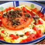 Einfache Gebackener Feta mit Kräutern und Tomaten