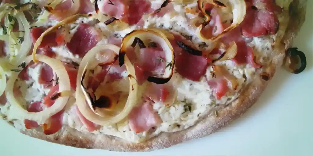 Flammkuchen-Pizzateig mit Chiasamen