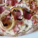 Flammkuchen-Pizzateig mit Chiasamen: Ein Leckerbissen zum Genießen