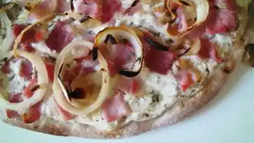 Flammkuchen-Pizzateig mit Chiasamen: Ein Leckerbissen zum Genießen