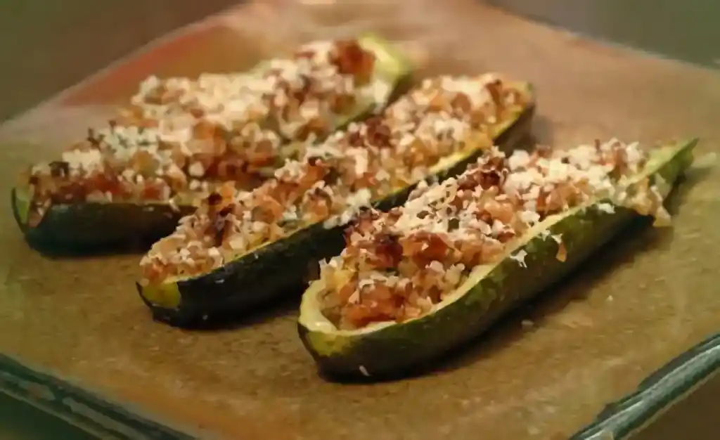Gefüllte Zucchini mit feurigem Hackfleisch