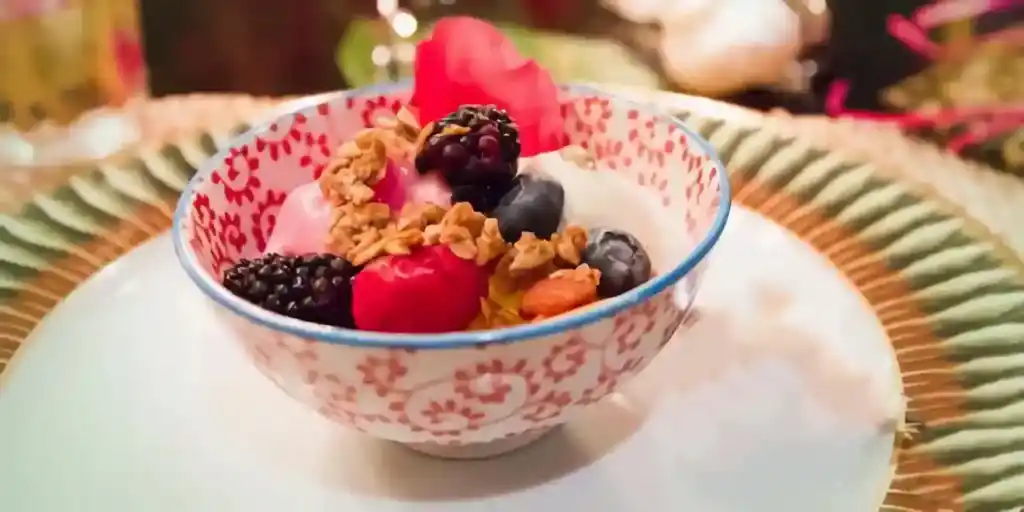 Griechischer Joghurt mit heißen Himbeeren