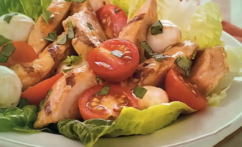 Hähnchen-Mozzarella Salat mit Balsamico-Vinaigrette