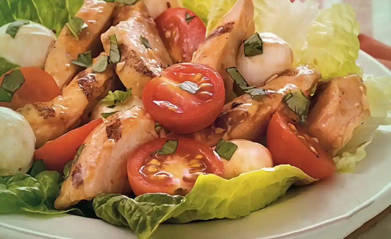 Hähnchen-Mozzarella Salat mit Balsamico-Vinaigrette
