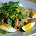 Indonesischer Salat mit Ei und Erdnussdip