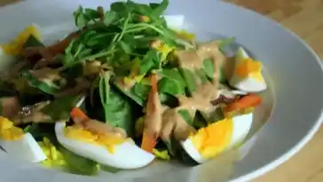 Indonesischer Salat mit Ei und Erdnussdip