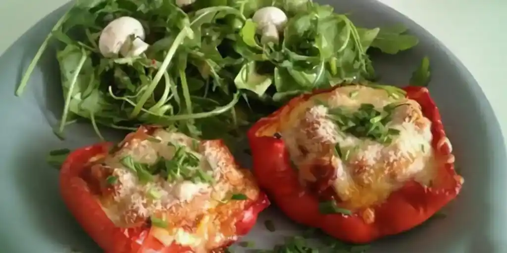 Lasagne-Paprika mit Gartensalat und Cesar Dressing