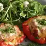 Lasagne-Paprika mit Gartensalat und Cesar Dressing