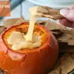 Lecker Käsefondue aus der Kürbisschale in der Low Carb Version