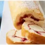 Low Carb-Biskuitrolle mit Erdbeerfüllung