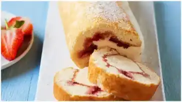 Low Carb-Biskuitrolle mit Erdbeerfüllung