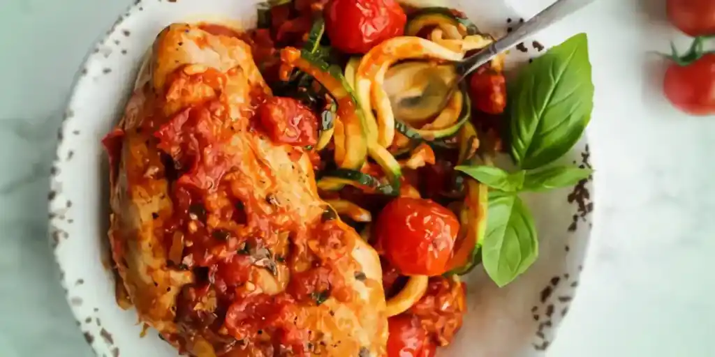 Low Carb Rezept, Zucchini Spaghetti mit Basilikum-Knoblauch-Hähnchen
