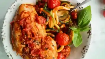 Low Carb Rezept, Zucchini Spaghetti mit Basilikum-Knoblauch-Hähnchen