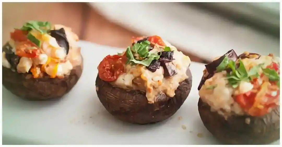 Low carb Gefüllte Champignons mit Tomaten, Feta und Oliven