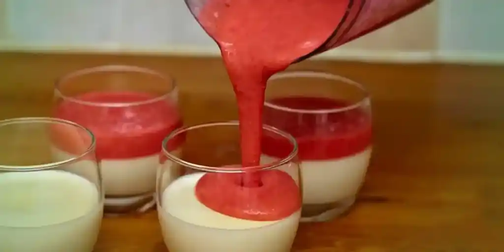 LowCarb Panna Cotta mit Erdbeersoße