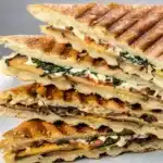 Panini mit krossem räuchertofu, tomaten, Basilikum und veganem käse