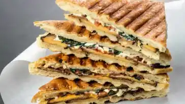 Panini mit krossem räuchertofu, tomaten, Basilikum und veganem käse