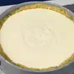 QUARKKUCHEN MIT KEKSBODEN UND ERDBEEREN