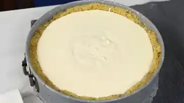 QUARKKUCHEN MIT KEKSBODEN UND ERDBEEREN