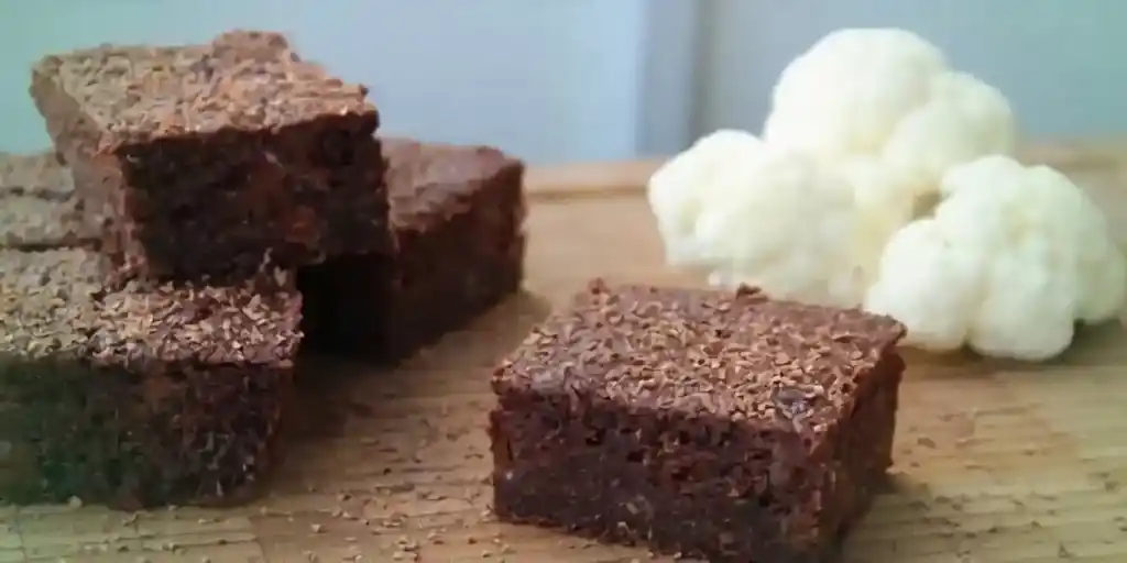 Quadratisch, schokoladig, leicht – Brownies aus Blumenkohl (Low Carb Rezept)