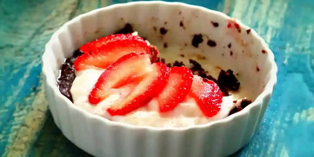 Schokobuchweizen mit Cashew-Creme und Beeren