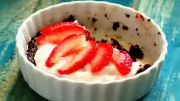 Schokobuchweizen mit Cashew-Creme und Beeren