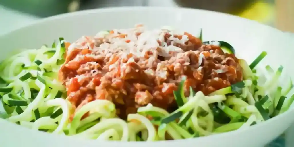 Zucchini Spaghetti mit Kürbis Bolognese und in Knoblauch gebratener Grünkoh