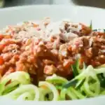 Zucchini Spaghetti mit Kürbis Bolognese und in Knoblauch gebratener Grünkoh