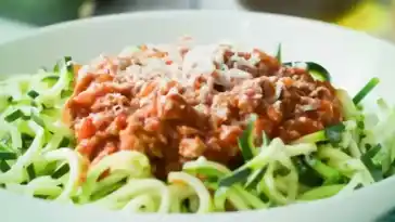 Zucchini Spaghetti mit Kürbis Bolognese und in Knoblauch gebratener Grünkoh