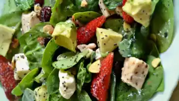 Salat mit Avocado, Gorgonzola und Erdbeeren