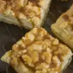 Apfel-Cheesecake mit Streuseln